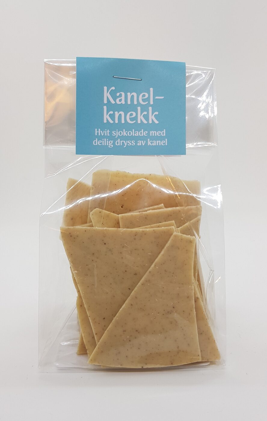 Kanelknekk pakket for hånd i produksjonslokalet